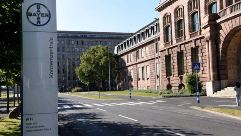 Die Konzernzentrale von Bayer in Leverkusen (Bild: APA/AFP/PATRIK STOLLARZ)