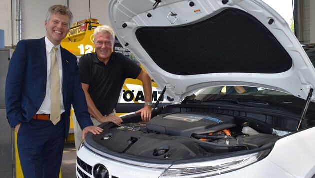 ÖAMTC-Chef Erich Lobensommer und Cheftechniker Techniker Thomas Hametner mit dem Wasserstoffauto Hyundai Nexo. (Bild: ALOISIA GURTNER)