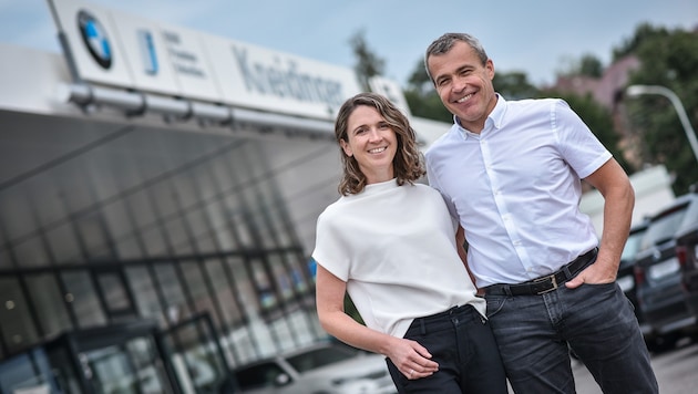 Johann Kneidinger has been running the BMW dealership, where his wife Daniela is responsible for finance and accounting, since 2001. The family business employs 28 people. (Bild: Markus Wenzel)