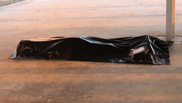 Eine der geborgenen Leichen (Bild: AFP)
