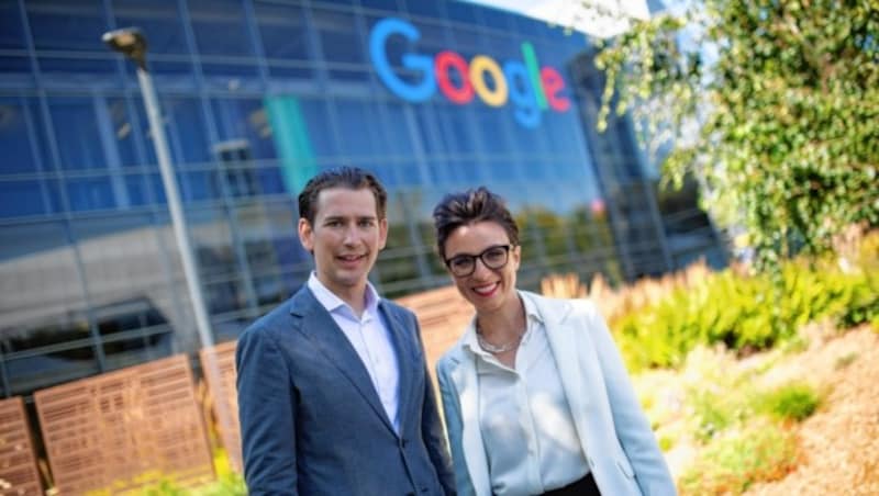 Kurz mit Google-Österreich-Chefin Christine Antlanger vor der Konzernzentrale des Internetgiganten (Bild: Neue Volkspartei/Jakob Glaser)