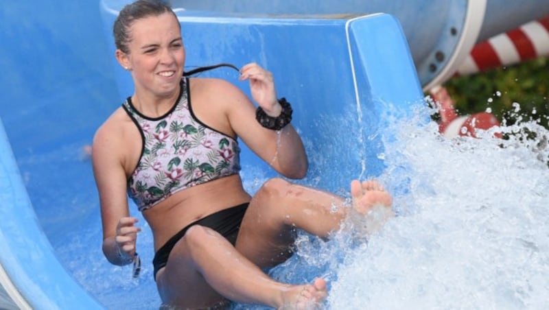 Wasserrutschen sind - wie hier im Freibad Laakirchen - bei Jugendlichen sehr beliebt. Doch sie bergen auch Gefahren in sich, wie der Unfall einer 13-Jährigen in Wels zeigt (Bild: Wolfgang Spitzbart)