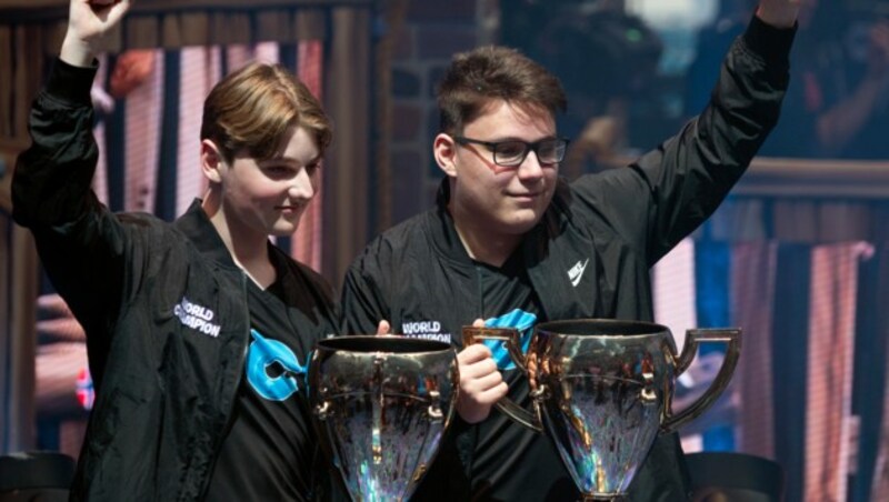 Der Norweger Emil „Nyhrox“ Bergquist Pedersen und der Österreicher David „Aqua“ Wang (rechts) haben den Duo-Wettbewerb der „Fortnite“-WM gewonnen. (Bild: AFP)