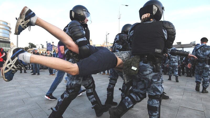 Oppositionelle, die vor dem repressiven Machtapparat in Russland fliehen möchten, sollen mit offeneren Armen in Europa empfangen werden. So lautet der Wunsch vieler Exilrussen. (Bild: AFP)