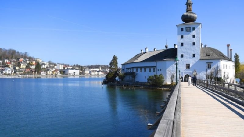 Strahlend schön: Schloss Ort in Gmunden am Traunsee - doch die vermeintlich heile Welt im Salzkammergut, wie sie medial oft verkündet wird, ist leider oftmals auch nur eine Schimäre. (Bild: Fellner Klemens)