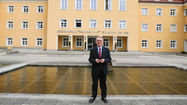 Bezirkshauptmann Georg Wojak vor dem Gebäude seiner ehemaligen BH Braunau (Bild: Pressefoto Scharinger © Daniel Scharinger)