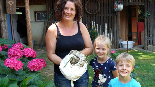 Bettina Steiner mit den Kindern Amelie und Mattheo und dem geretteten Königspython (Bild: Helga Happ)