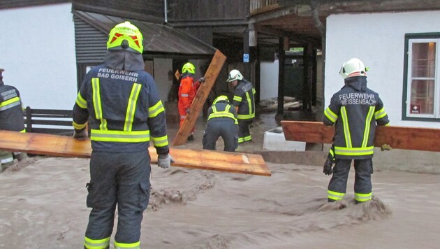 Überflutungen beschäftigten Einsatzkräfte in Bad Goisern (Bild: FF Bad Goisern)