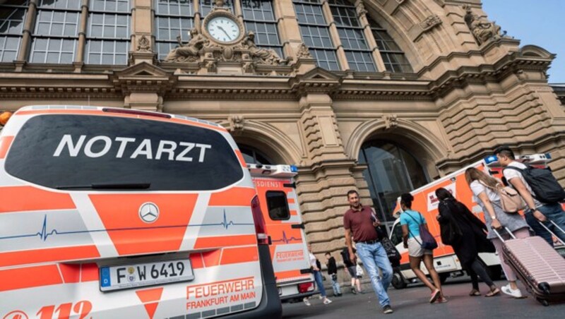 Fahrzeuge der Rettungskräfte vor dem Frankfurter Hauptbahnhof (Bild: APA/dpa/Frank Rumpenhorst)