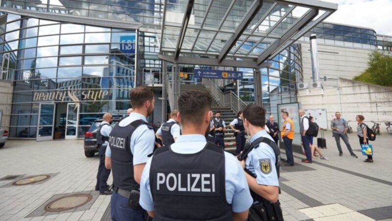 Polizisten vor einem ICE-Bahnhof (Bild: APA/dpa/Thomas Frey (Symbolbild))