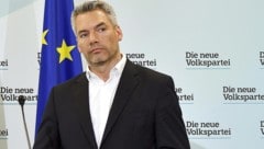 Generalsekretär Karl Nehammer sieht durch die jüngsten Enthüllungen die Position seiner ÖVP bestätigt. Das Vernichten von Festplatten vor einem Regierungswechsel sei nicht „außergewöhnlich“. (Bild: APA/Herbert Neubauer)