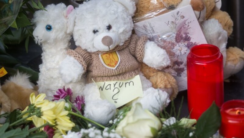 Kerzen, Blumen und Kuscheltiere am Bahnsteig in Frankfurt (Bild: AFP)