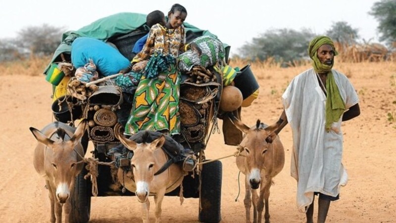 Ein Flüchtling aus Mali mit seiner Familie (Bild: AFP)