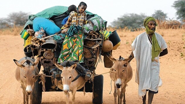 Ein Flüchtling aus Mali mit seiner Familie (Bild: AFP)