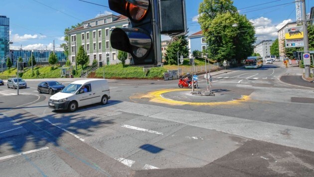 Ein gesperrter Kreisverkehr sorgte in Tulln für Stau bis auf die Schnellstraße. (Symbolbild) (Bild: Markus Tschepp)