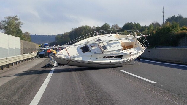 Sogar ein Segelboot wurde auf heimischen Autobahnen schon "verloren". (Bild: Asfinag)