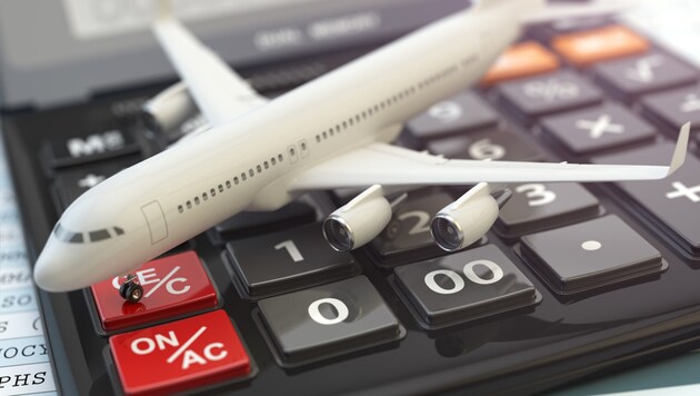 Wer beim Kauf eines Flugtickets Geld sparen möchte, sollte den Ökonomen zufolge vor allem eines beachten. (Bild: ©Maksym Yemelyanov - stock.adobe.com)