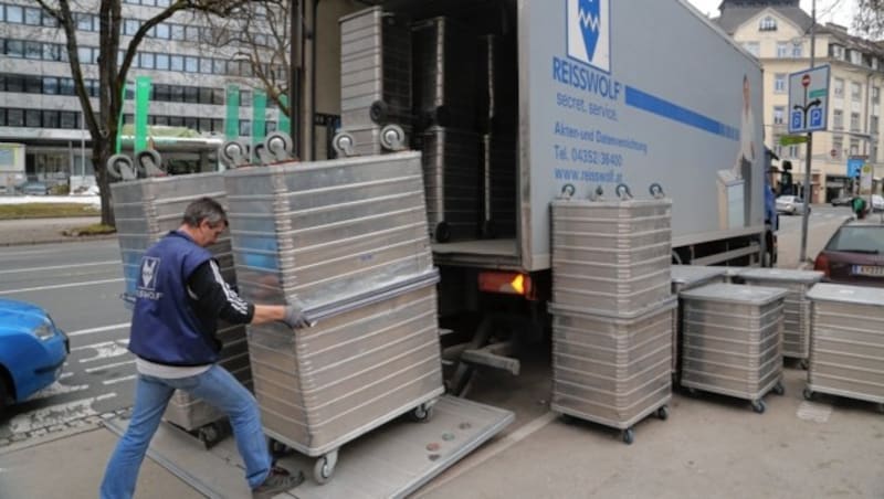 Vor der Kärntner Landesregierung: Dutzende Container wurden 2013 verladen. (Bild: "Krone")