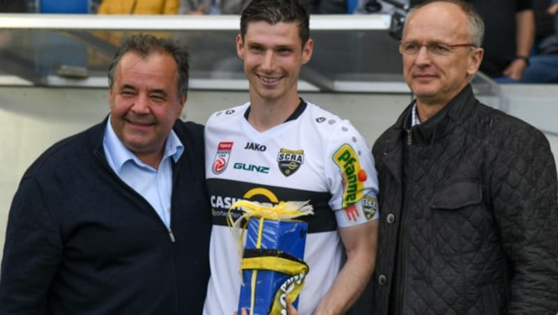 Benedikt Zech (Mi.) bei seiner Verabschiedung aus dem Ländle mit Altach-Boss Peter Pfanner (li.) und Altach-Sportdirektor Georg Zellhofer (re.) (Bild: GEPA)