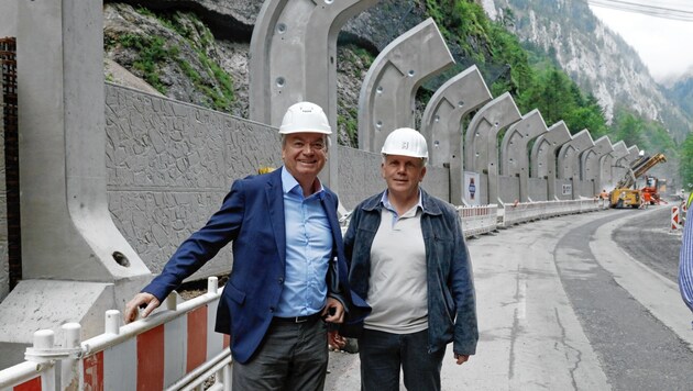 Verkehrslandesrat Anton Lang (SPÖ) und Bürgermeister Ludwig Gottsbacher beim Lokalaugenschein an der Baustelle „Steinerne Jungfrau“. (Bild: Gallhofer)
