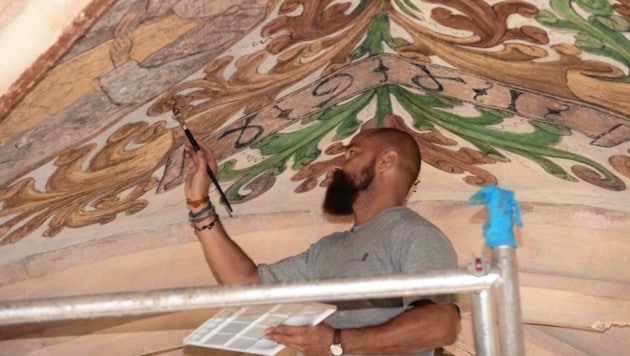 Filigrane Arbeit im Dom: Alte Deckenmalereien werden in mühevoller Kleinarbeit renoviert (Bild: Elmar Gubisch)