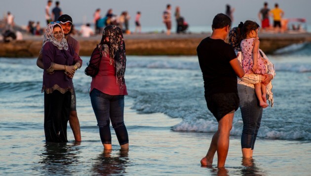 Syrische Flüchtlinge am Strand von Istanbul (Bild: AFP)