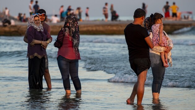 Syrische Flüchtlinge am Strand von Istanbul (Bild: AFP)