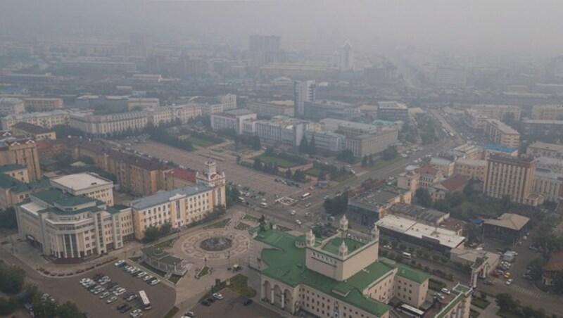 Auch das Zentrum von Ulan-Ude, Hauptstadt der Teilrepublik Burjatien im südöstlichen Sibirien, ist von gesundheitsschädlichem Rauch durchzogen. (Bild: AP)