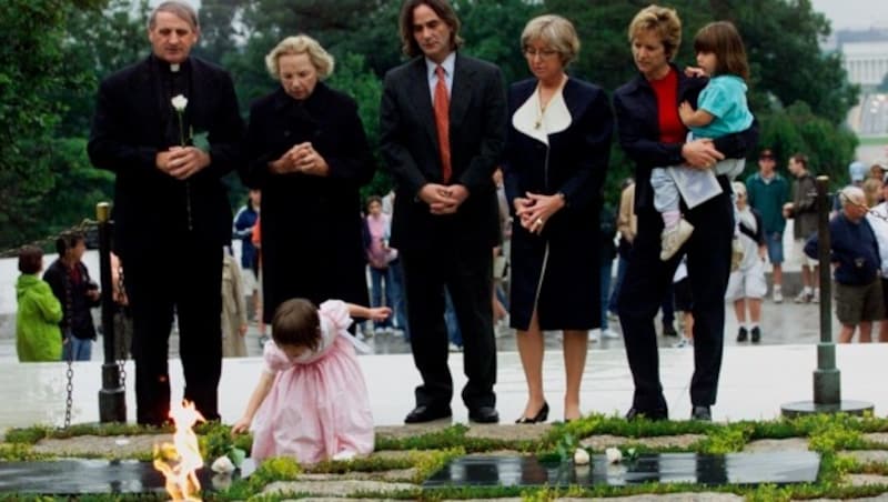 Robert F. Kennedys Enkelin Saoirse Kennedy Hill ist auf dem Foto noch ein Kleinkind un legt eine weiße Rose auf das Grab von John F. Kennedy (Bild: APA/AP)