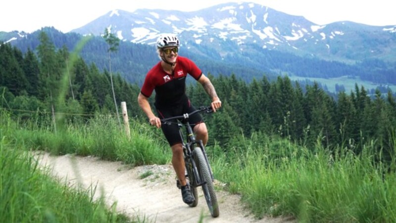 Manuel Feller kennt sich auf den Saalbacher Trails auch im Sommer bestens aus. (Bild: saalbach.com)