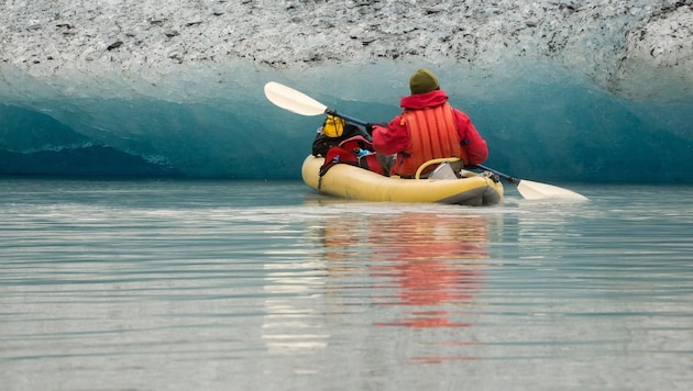 Ein Kajakfahrer auf einem Gletschersee (Bild: stock.adobe.com)