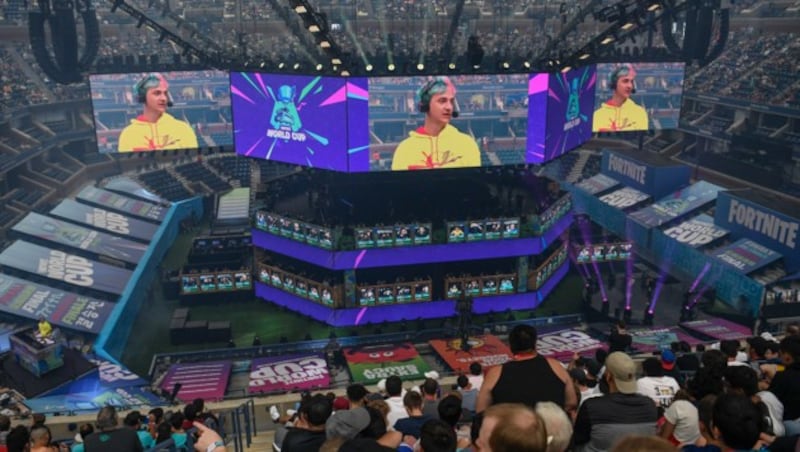 Tyler „Ninja“ Blevins beim Moderieren des „Fortnite World Cup“-Finales (Bild: AFP)