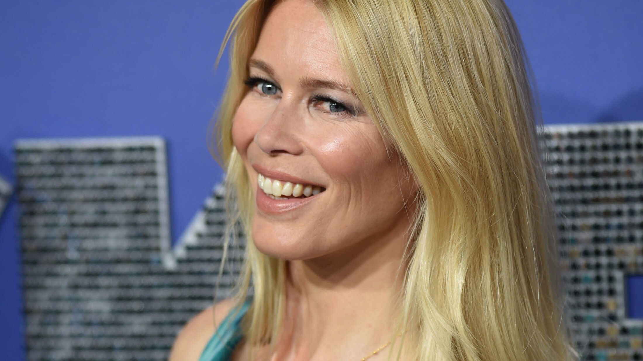 „atmeten Die Mode“ „gq“ Claudia Schiffer Ist „woman Of The Year