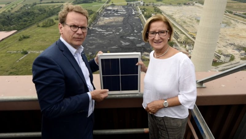 EVN-Vorstand Stefan Szyszkowitz und Landeshauptfrau Johanna Mikl-Leitner (Bild: APA/HERBERT PFARRHOFER)