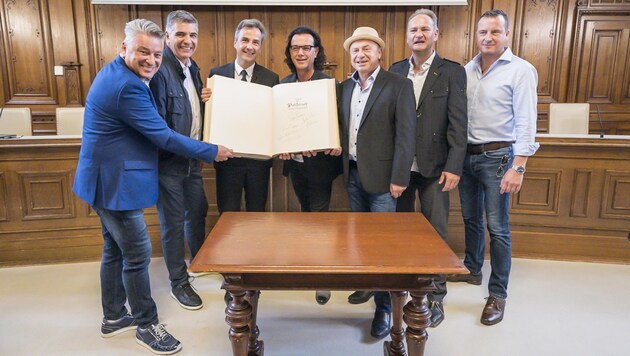 Eintrag ins Goldene Buch bei Bürgermeister Siegfried Nagl (3. von links) (Bild: Stadt Graz/Foto Fischer)