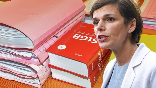 SPÖ-Chefin Pamela Rendi-Wagner fordert ein Ende der Einsparungen bei der Justiz. (Bild: APA/EXPA/ERICH SPIESS, APA/ROLAND SCHLAGER, krone.at-Grafik)