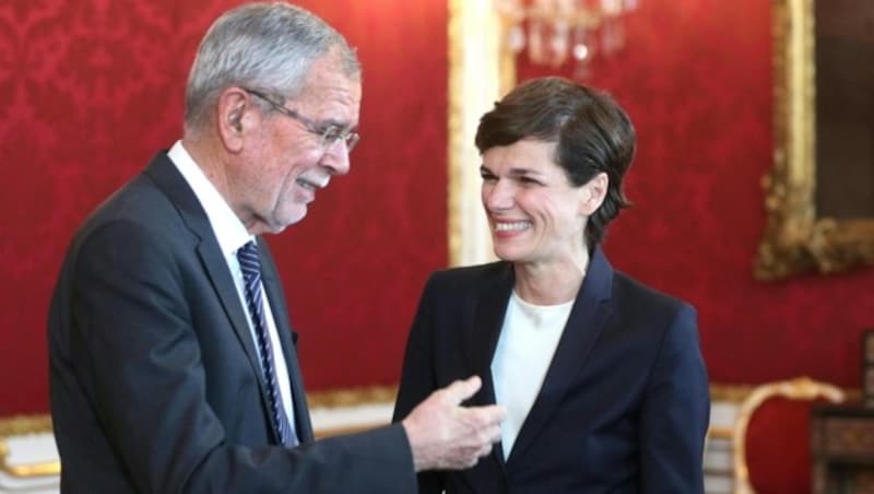 Wird SPÖ-Chefin Pamela Rendi-Wagner nach den vorgezogenen Nationalratswahlen von Bundespräsident Alexander Van der Bellen als Mitglied der nächsten Koalition angelobt? (Bild: APA/GEORG HOCHMUTH)