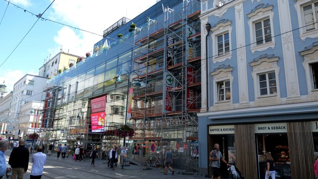 Derzeit wird die Fassade des Einkaufszentrums renoviert. (Bild: Horst Einöder)