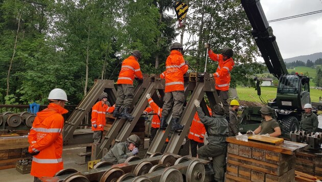 Die Arbeiten an der Brücke schreiten rasch voran. (Bild: Bundesheer/Auer)