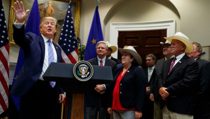 Bei Trumps groß inszenierter Verkündung durften natürlich Landwirte mit Cowboyhüten nicht fehlen. (Bild: AP)