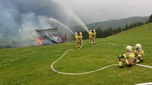 Der Heustadel brannte auf einer Höhe von mehr als 1800 Metern ab. (Bild: FF Piesendorf)
