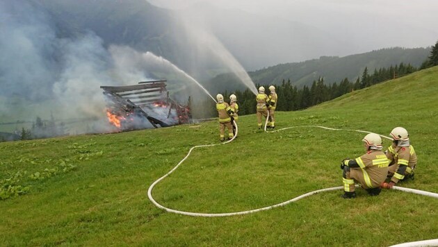 Der Heustadel brannte auf einer Höhe von mehr als 1800 Metern ab. (Bild: FF Piesendorf)