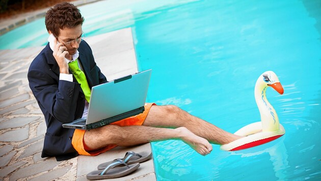 Handy oder Laptop sind im Urlaub ständige Begleiter: Überlastung kann die Folge sein. (Bild: Riccardo Piccinini/stock.adobe.com)