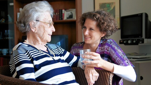 Für viele Senioren ist ein Besuch der größte Lichtblick (Bild: ©Peter Maszlen - stock.adobe.com)