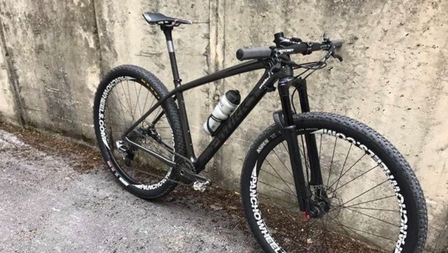 Dieses hochwertige Mountainbike wurde in Ischgl gestohlen. Die Polizei sucht Zeugen. (Bild: Polizei Tirol)