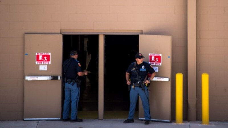 Polizisten sichern einen der Hintereingänge des Walmart-Geschäfts. (Bild: APA/AFP/Joel Angel JUAREZ)