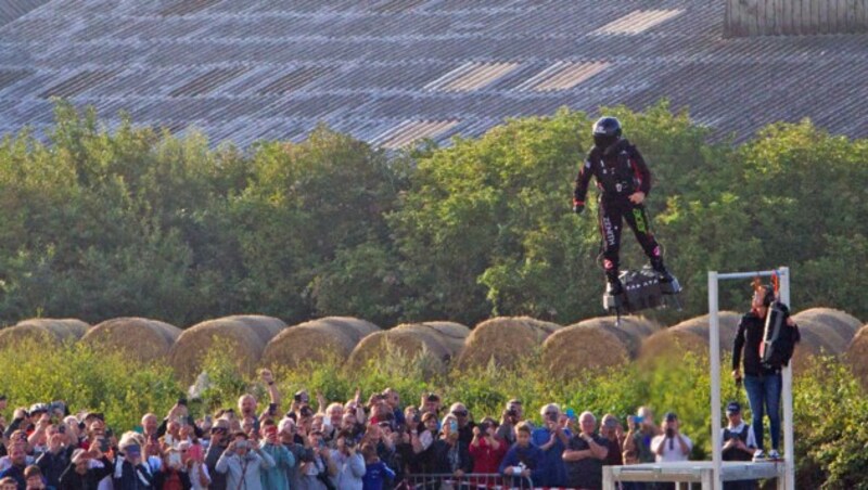 Franky Zapata beim Start im nordfranzösischen Sangatte (Bild: AP)