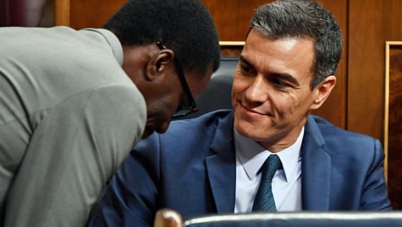 Spaniens Premier Pedro Sanchez droht Seenotrettern mit Geldstrafen. (Bild: APA/AFP/OSCAR DEL POZO)