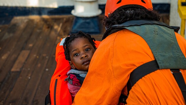 Dieses Kleinkind befand sich ebenfalls auf einem überfüllten Migrantenboot vor Libyens Küste. (Bild: APA/AFP/PAVEL VITKO)