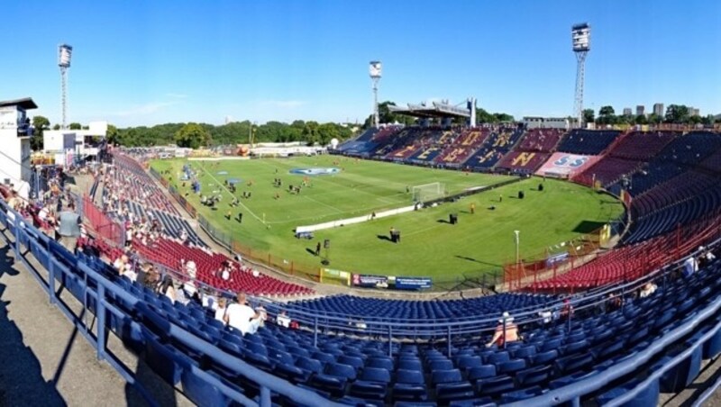 So hat das Stadion von Pogon Szczecin ausgesehen, bevor im heurigen Sommer der große Abriss und Umbau gestartet worden ist... (Bild: Hannes Maierhofer)